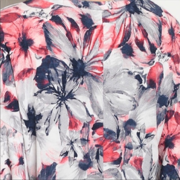 Floral top New with Tag - Picture 3 of 4